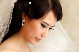 Asian Bride with flawless skin gets ready at Thompson River Inn