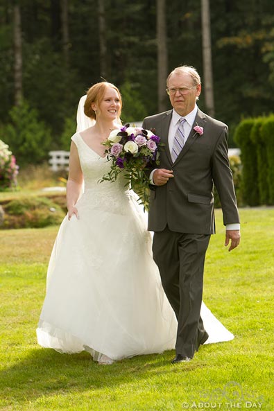 Father walks Bride to ceremony at Natures Connection in Arlington, Washington