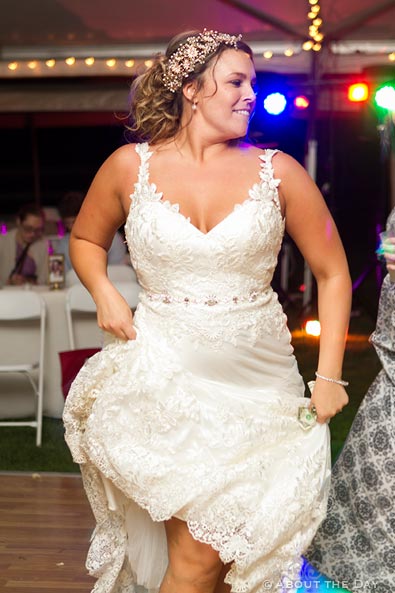 Bride gets wild while dancing