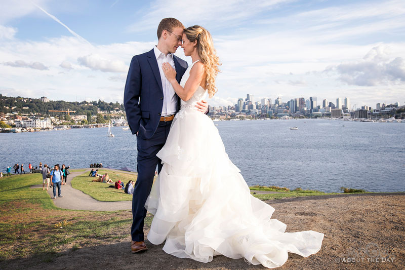 Andrew and Alex snuggle together at Gas Works Park with Seattle in the background