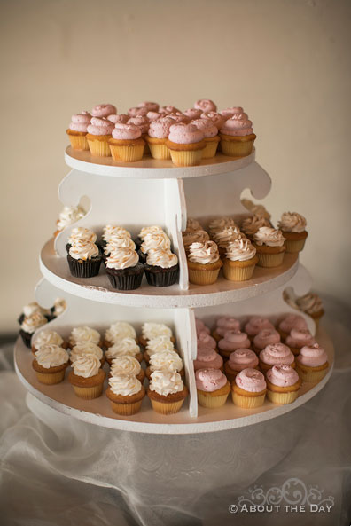 The cupcakes for Andrew and Alex wedding