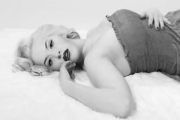 Marilyn Monroe lookalike boudoir session in Olympia, Washington