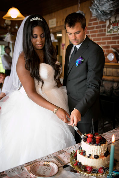 Wedding couple cuts vegan cake