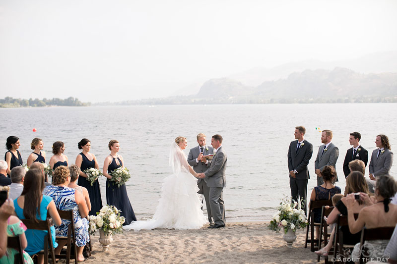 Wedding ceremony at Veranda Beach Resort in Oroville, Washington