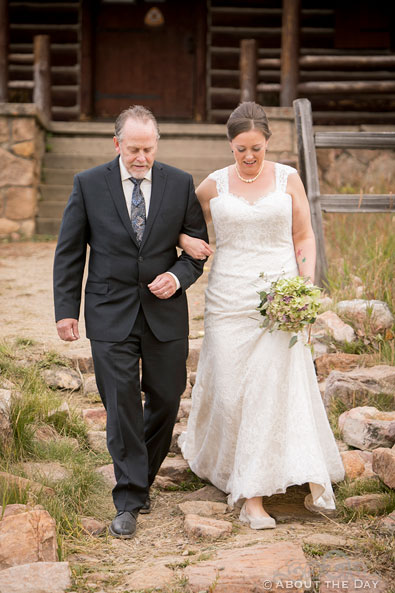 The Bride and her father walk down the isle at Tigiwon Community House