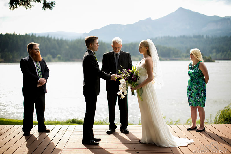 Wedding ceremony on Thunder Island in Cascade Locks Oregon