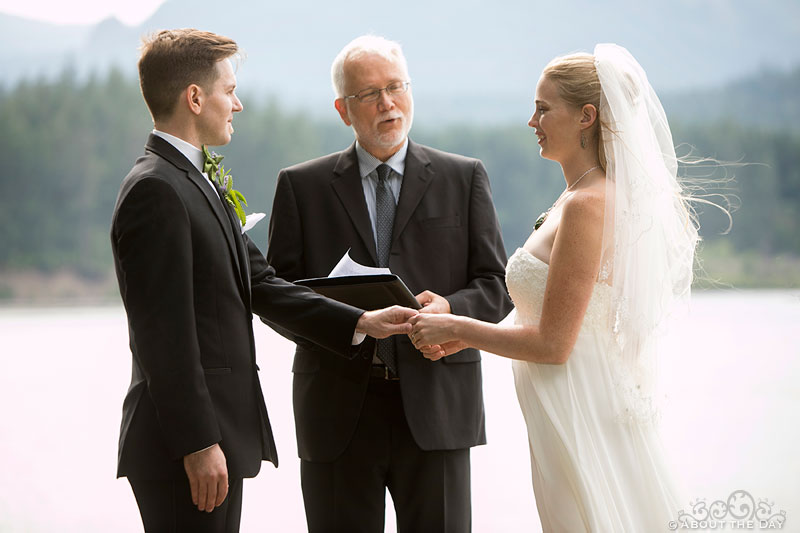 Wedding vows on Thunder Island in Cascade Locks Oregon