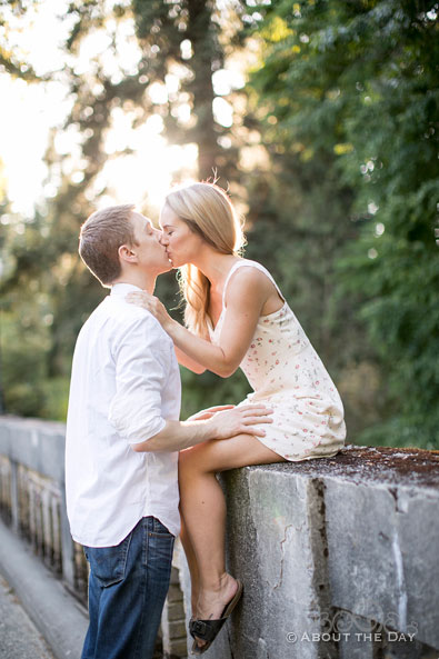 Alex & Andrew kiss on the Seattle arboretum foot bridge