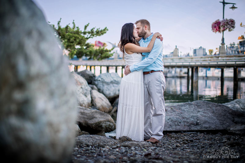 Eric & Ami kissing at the Bremerton Marina