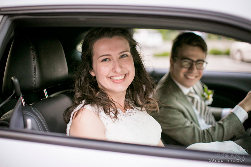 The Bride and Groom leaving Biserica Sfintii Trei Ierarhi in their car