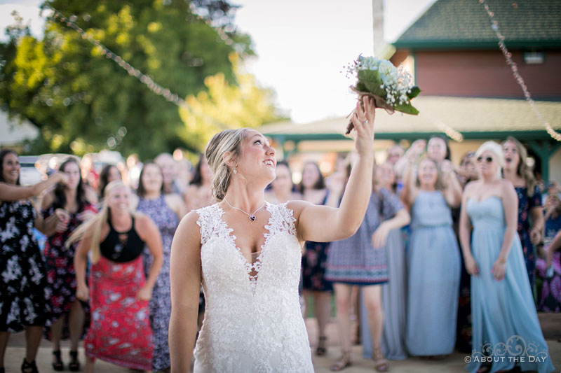 The Bride throws her boquet to all the single ladies
