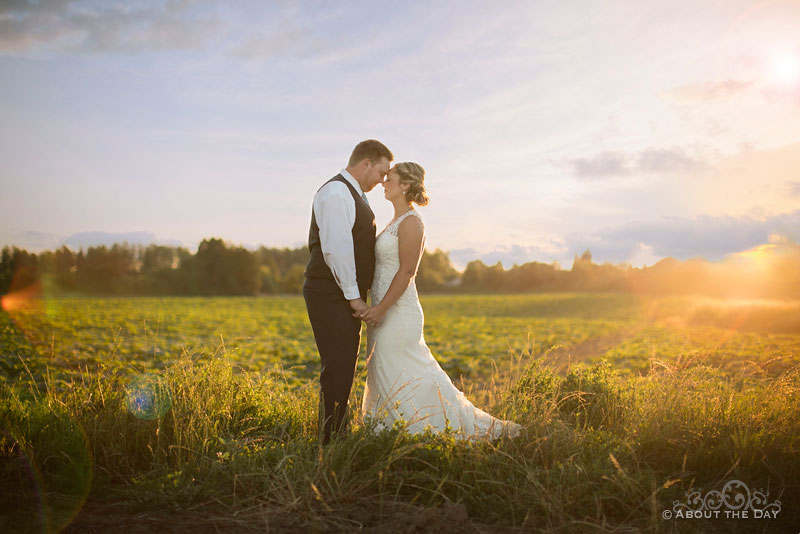 The Bride throws her stand together during an amazing sunset at Heiser Farms