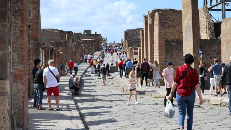 A view down the main avenue in Pompei