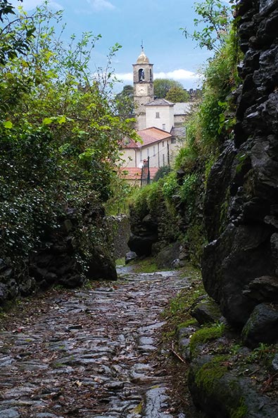 Walking the trail from Castello di Corenno Plinio