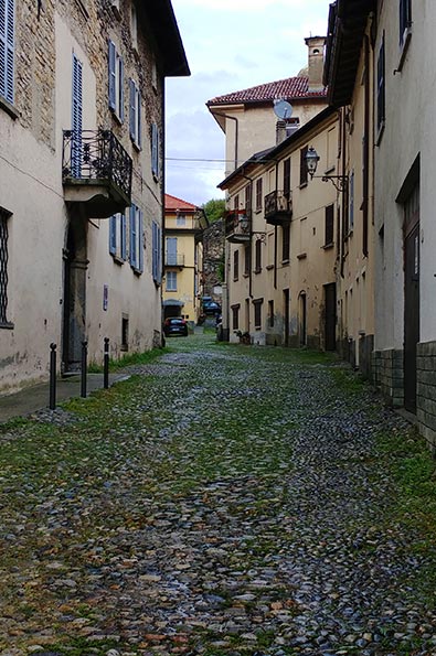 Walking the wet back streets of Dervio