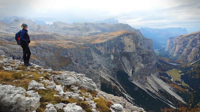 Sonia overlooks the entire Vallunga valley from the ledge