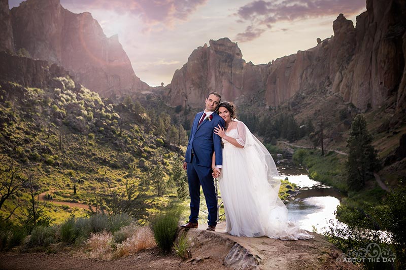 Connor & HannahShae with dramatic sunset at Smith Rock