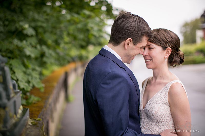 David & Vanessa kiss on the street outside Parsons Gardens in Seattle