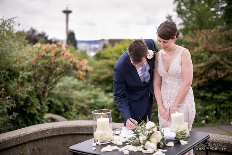 David & Vanessa make it official in Bhy Kracke Park with a view of the Space Needle