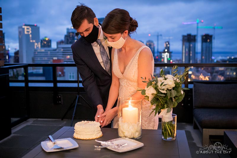 David & Vanessa cut their wedding cake wearing Covid-19 masks and BLM in the background